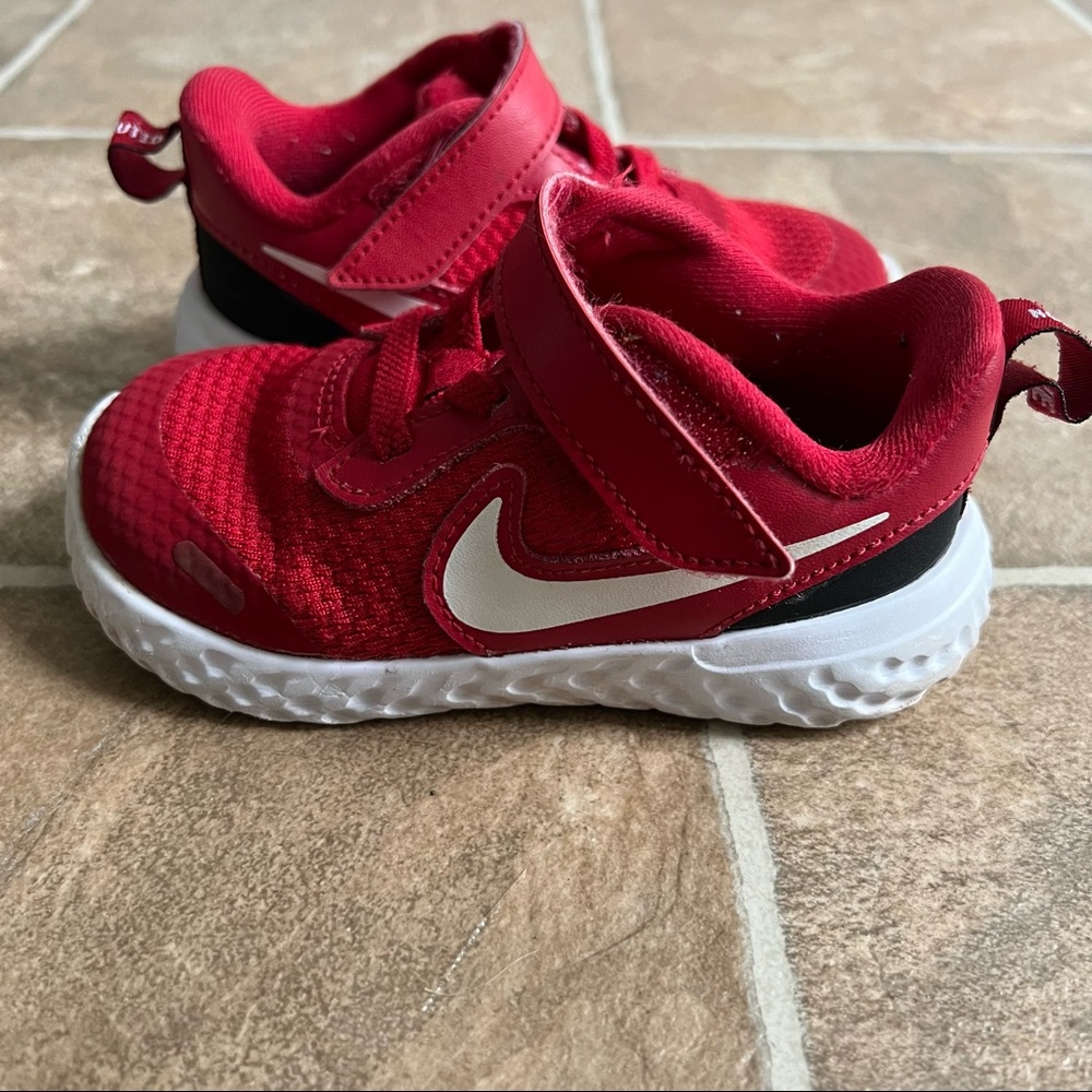 NIKE REVOLUTION sneakers